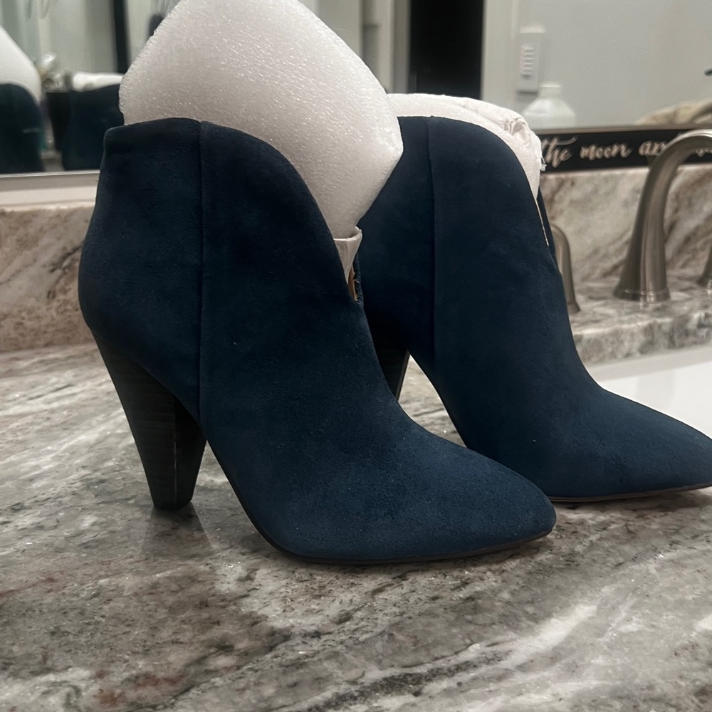 Women’s Vince Camuto blue suede leather booties, new in box, size 6